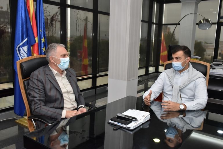 Д-р Вангел Здравески, член на медицинскиот тим кој ја изврши првата трансплантација на срце, гостин на градоначалникот Јованоски