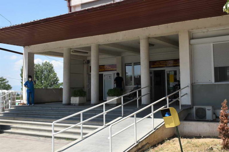 Седум здравствени работници во гинеколошкото одделение инфицирани со Ковид-19, одделението функционира со намален персонал