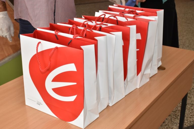 Распределба на таблет компјутери за 100 прилепски основци