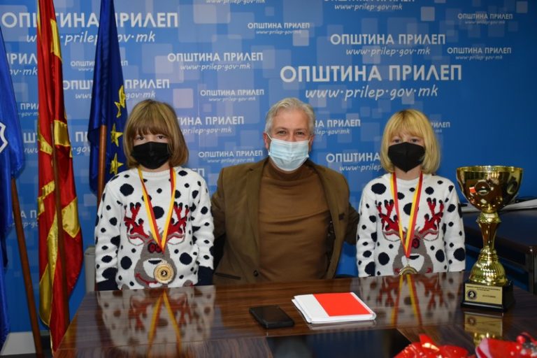 Средба на градоначалникот Борче Јовчески  со младите прилепски шахисти Доријан и Иринеј