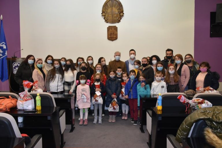 Децата од ,,Весели Ѕвончиња” ја посетија Општина Прилеп