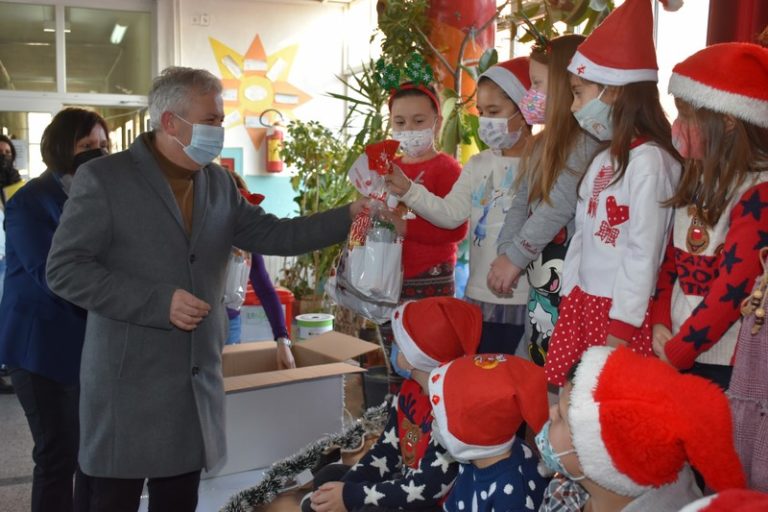 Новогодишни пакетчина за првооделеницте од основните училишта „Рампо Левката“, „Кочо Рацин“ и „Кире Гаврилоски-Јане“