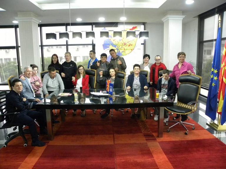 Децата од ,,Ѕуница” во посета на градоначалникот.