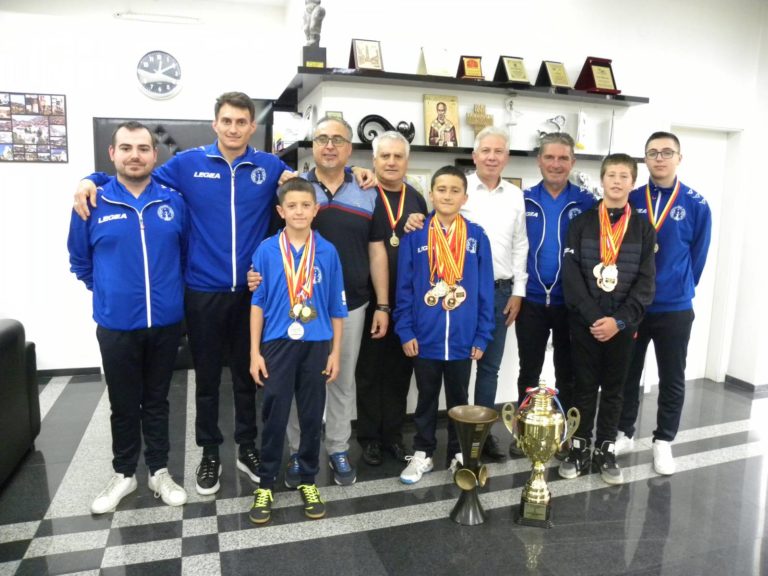 Пингпонгарите на Младост 96 како шампиони на прием кај градоначалникот