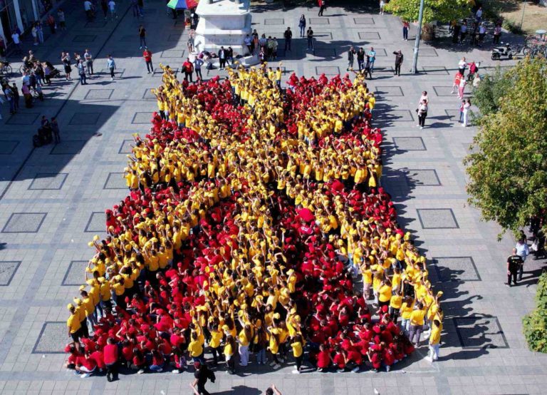 По повод 11 Октомври 1200 ученици го направија македонското знаме во центарот на Прилеп